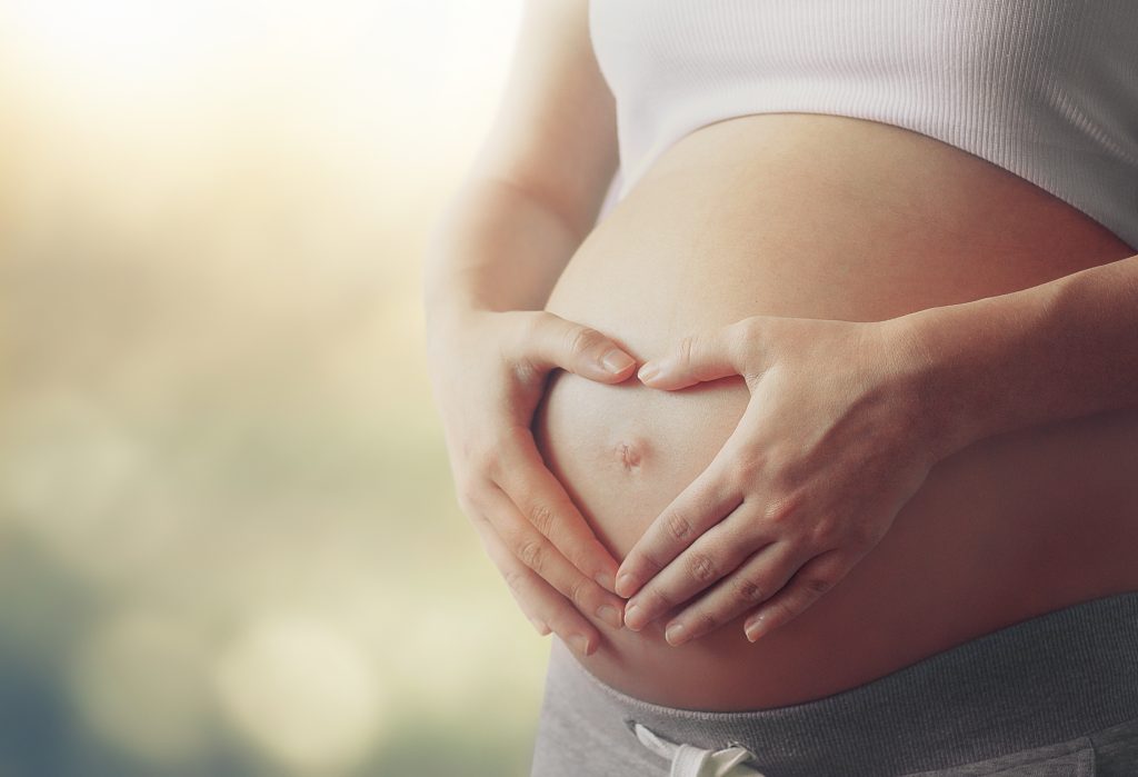 bauch einer schwangeren frau