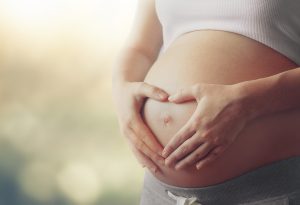 bauch einer schwangeren frau