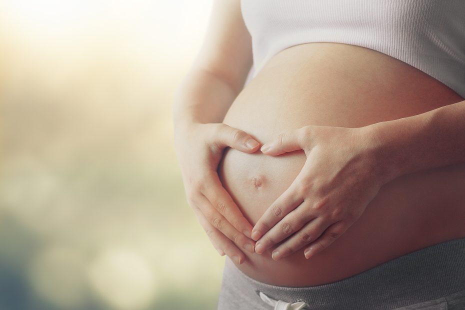 bauch einer schwangeren frau